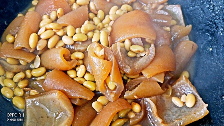 养颜黄豆炖猪皮,捞出八角,桂皮和香叶,最后大火收汁儿