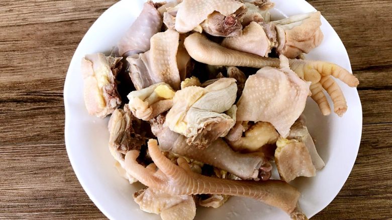 香菇小酱烧鸡块,把鸡肉冲洗干净,沥水装盘备用