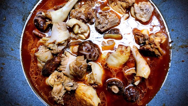 香菇小酱烧鸡块,加水的量,以盖过鸡肉为准(看鸡肉的老嫩,酌情加减水了),大火烧开,转小火慢炖