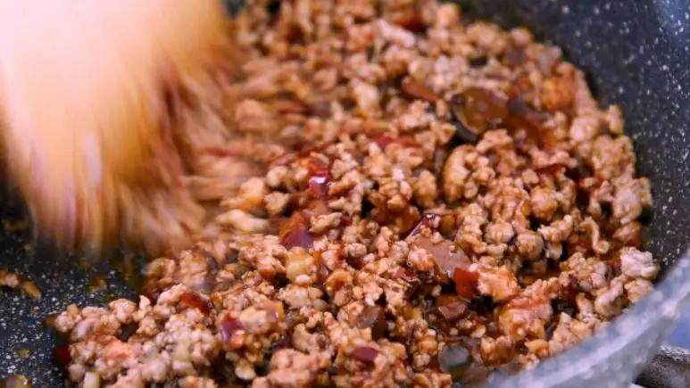 肉末粉丝煲最家常的做法,粉丝这样处理后,饱满又劲道,撒入盐、生抽、豆瓣酱,炒匀