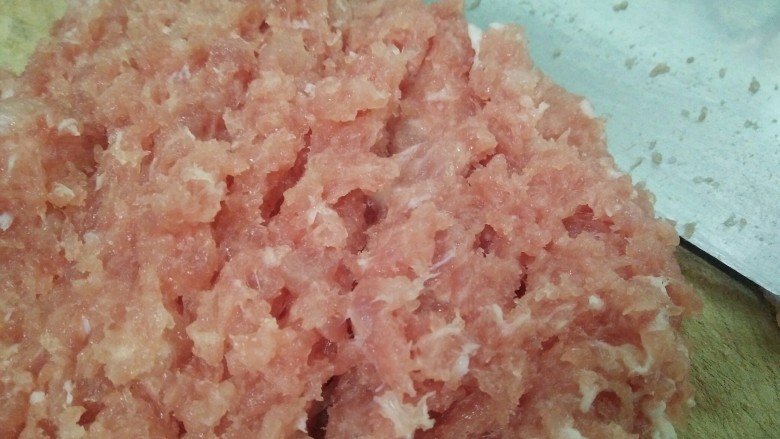 发财(菜)丸子,用刀剁成肉碎