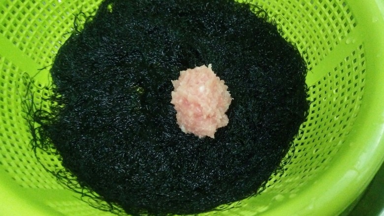 发财(菜)丸子,然后到在隔水篮子里抓去多余的水分,剁好的猪肉末弄一个团子裹上发菜