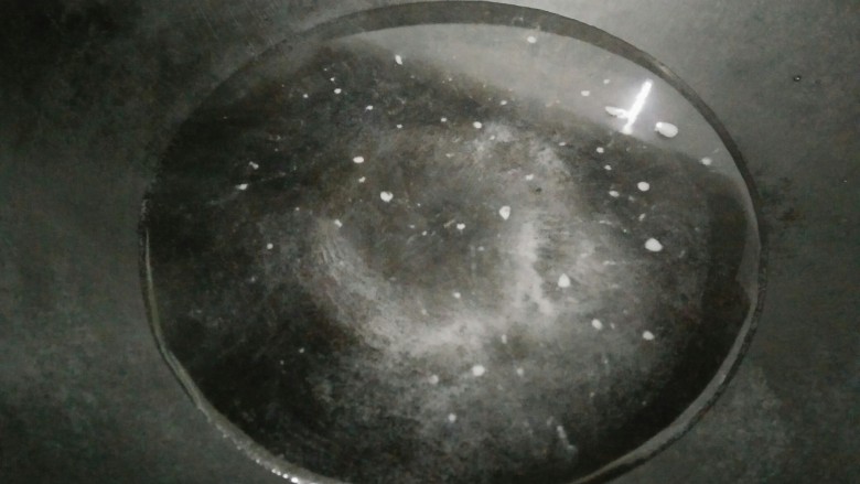 发财(菜)丸子,锅里放适量的水烧开
