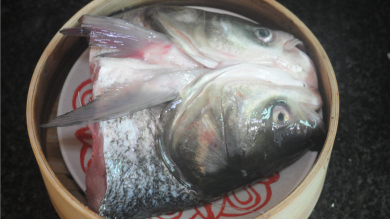 剁椒鱼头,<a style='color:red;display:inline-block;' href='/shicai/ 336'>鱼头</a>去鳃后冲洗干净，做剁椒<a style='color:red;display:inline-block;' href='/shicai/ 336'>鱼头</a>一定要用这种鱼的<a style='color:red;display:inline-block;' href='/shicai/ 336'>鱼头</a>，大，肉厚肥美。