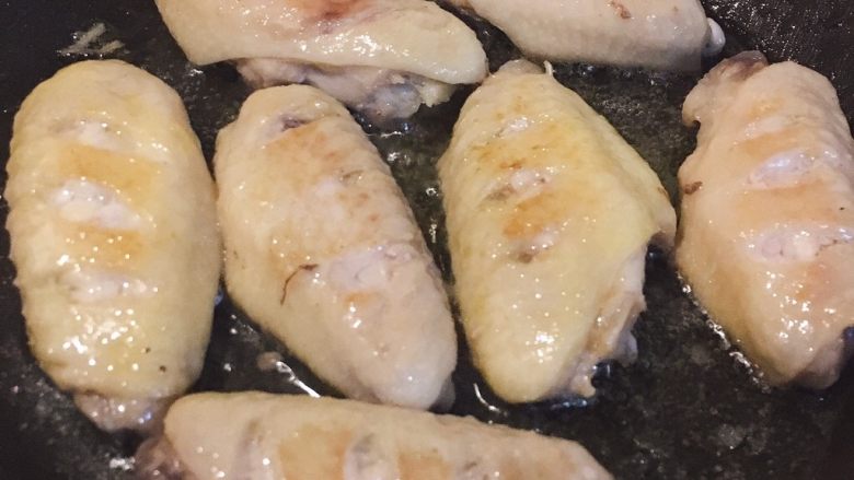可乐鸡翅,直至鸡翅两面都煎成焦黄色即可