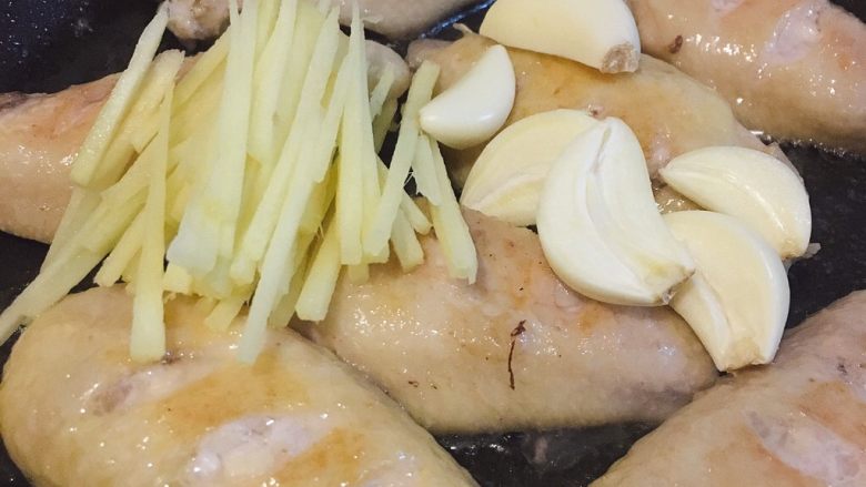 可乐鸡翅,加入姜蒜,煸炒出香味