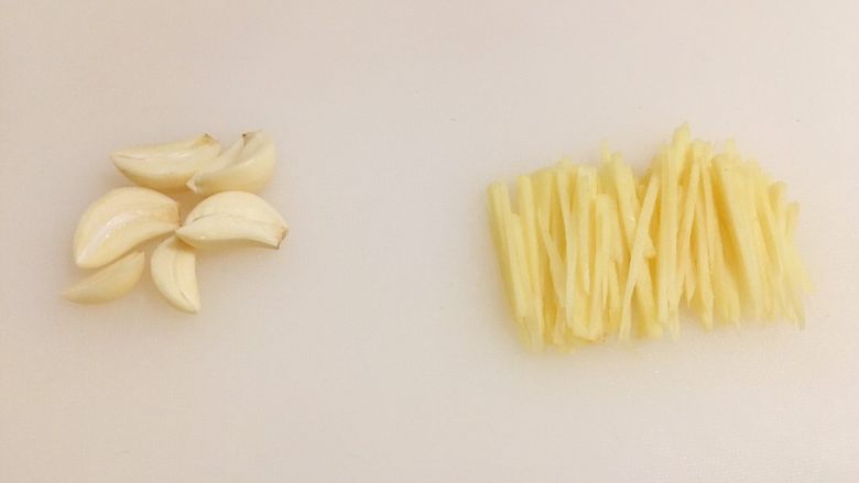 可乐鸡翅,蒜切瓣,姜切丝