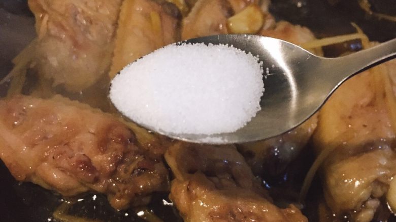 可乐鸡翅,倒入少许盐