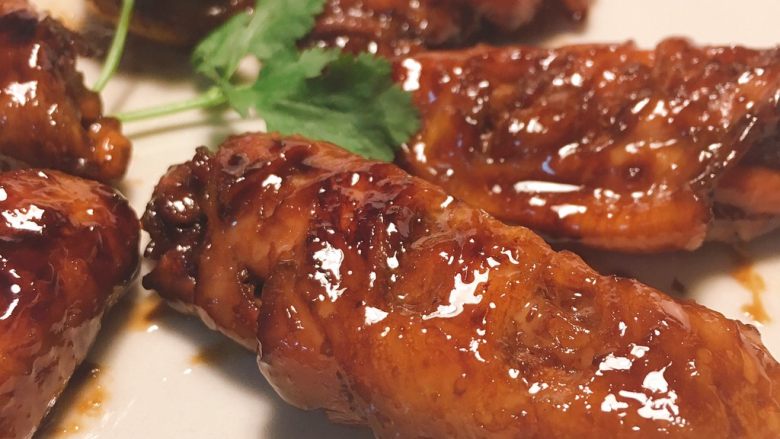 可乐鸡翅,盛出,姜丝和蒜瓣丢掉