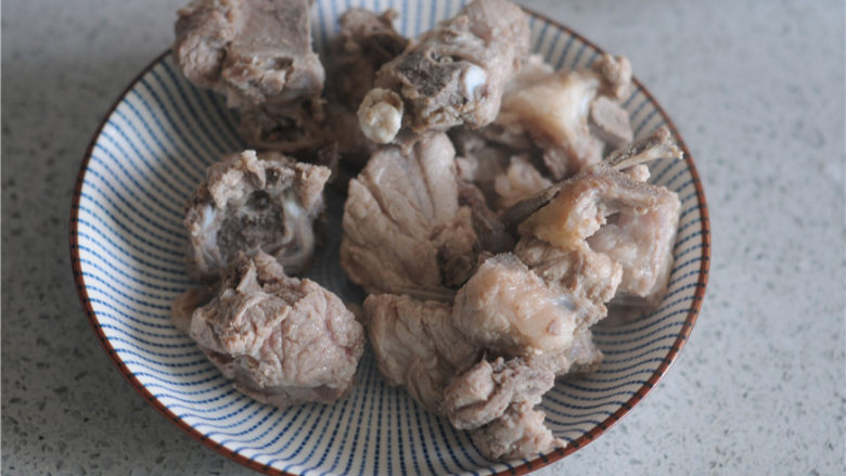 黑胡椒酱烧土豆,汆烫好的排骨捞出来,沥干