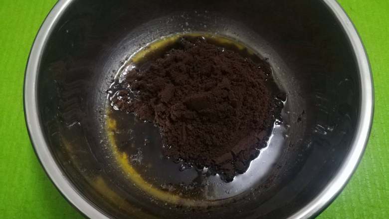 草莓冻芝士奶油蛋糕(6寸),将饼干粉与融化后的黄油搅拌混合均匀