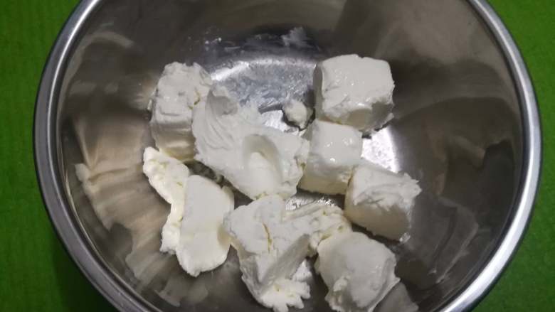 草莓冻芝士奶油蛋糕(6寸),奶油奶酪切小块室温软化到手指可以轻轻戳出小洞的状态,这样才不会有颗粒感