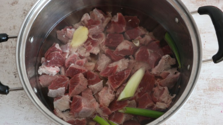 西红柿炖牛腩,<a style='color:red;display:inline-block;' href='/shicai/ 216'>牛肉</a>切小块后，放入锅中，加入<a style='color:red;display:inline-block;' href='/shicai/ 3250'>葱</a>段、<a style='color:red;display:inline-block;' href='/shicai/ 37'>姜</a>片，焯烫3分钟。这一步主要是为了去除<a style='color:red;display:inline-block;' href='/shicai/ 216'>牛肉</a>中的血水。