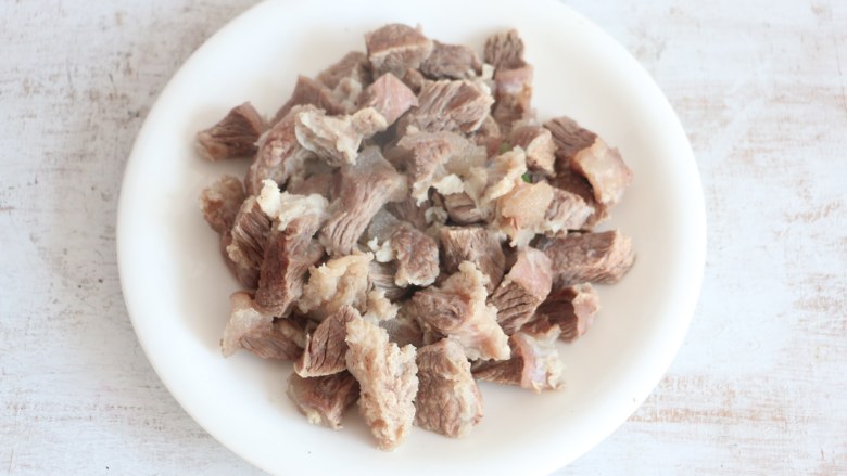西红柿炖牛腩,焯烫好的牛肉捞出用清水洗去浮沫。’