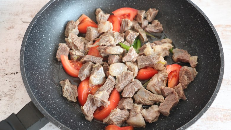 西红柿炖牛腩,炖好的牛肉加入锅中一起翻炒。