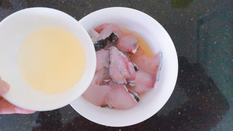 酸菜鱼,<a style='color:red;display:inline-block;' href='/shicai/ 9'>鸡蛋</a>只取蛋清,在鱼片里倒入一个蛋清