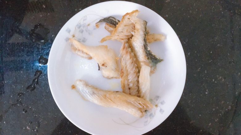 酸菜鱼,捞出鱼骨,待用