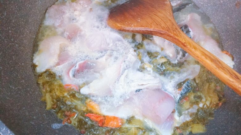 酸菜鱼,将鱼片一片片放入锅中,煮至变色熟透即可