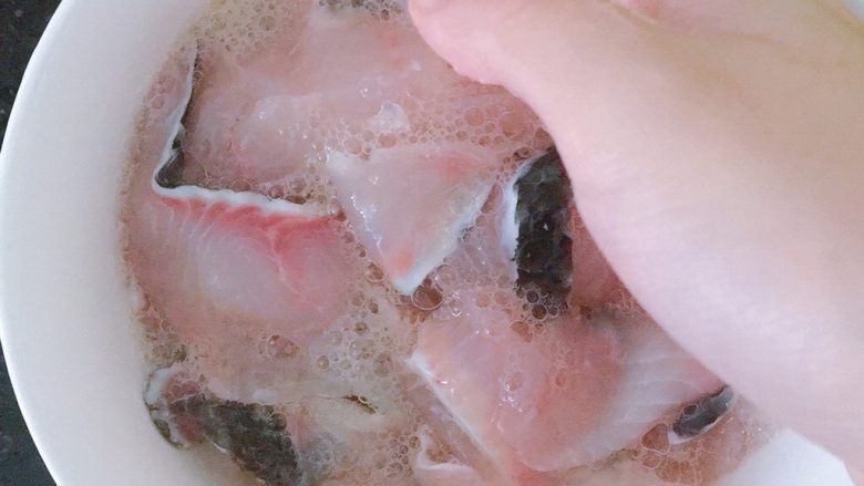 酸菜鱼,用手抓匀,腌制半小时以上