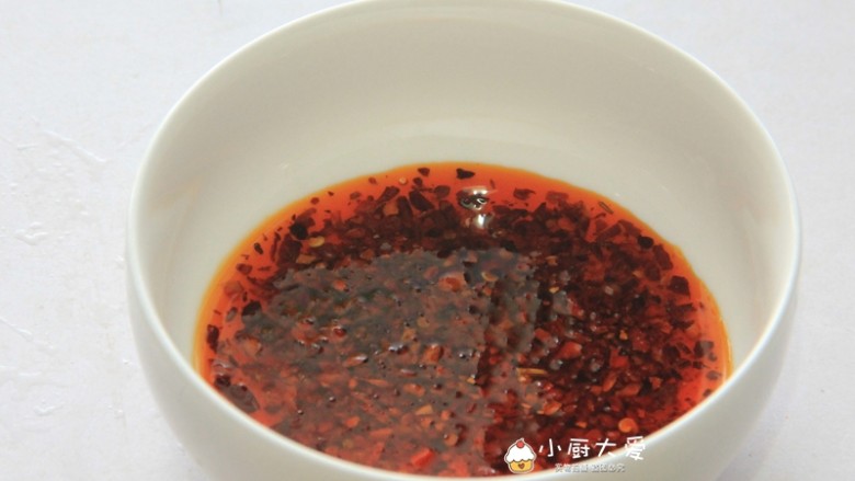 过年菜---白玉鸡,取一个空碗，先放入<a style='color:red;display:inline-block;' href='/shicai/ 87748'>辣椒红油</a>，<a style='color:red;display:inline-block;' href='/shicai/ 748'>花椒油</a>