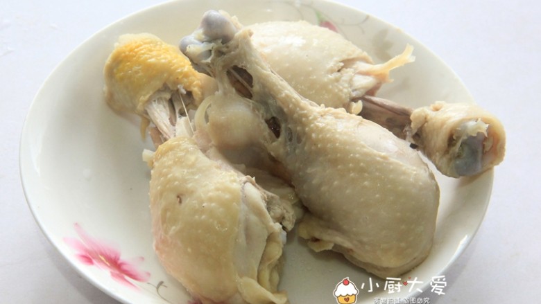 过年菜---白玉鸡,捞出沥干份，也可以放入冰水中浸泡十分钟