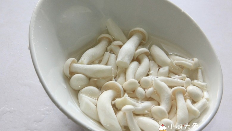 过年菜---白玉鸡,<a style='color:red;display:inline-block;' href='/shicai/ 268'>白玉菇</a>去掉根部,用清水浸泡十分钟