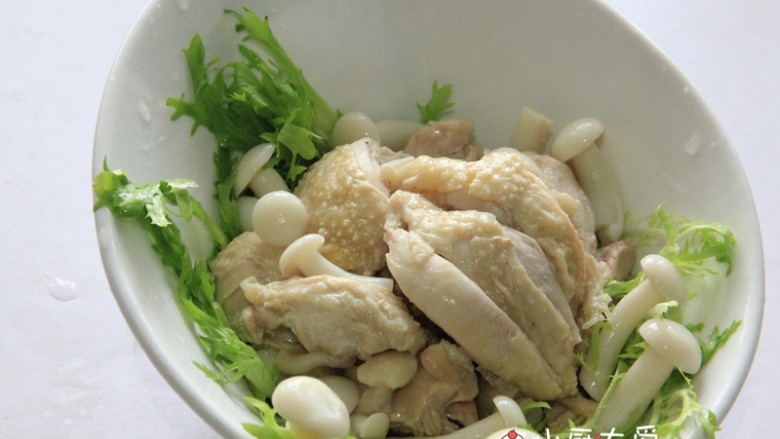 过年菜---白玉鸡,把<a style='color:red;display:inline-block;' href='/shicai/ 3320'>苦菊</a>垫底,摆上白玉菇,鸡肉