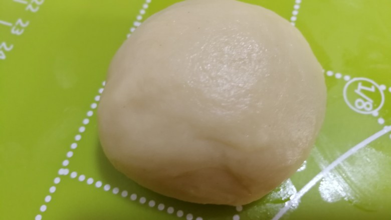 玉米油版\简易早餐面包,用手向下扣划圈的手法,揉成团。