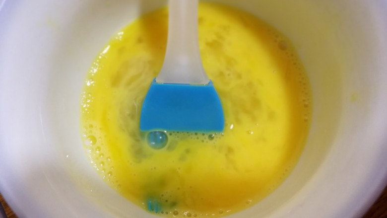 玉米油版\简易早餐面包,准备一个鸡蛋打散,用来刷面包的表面。