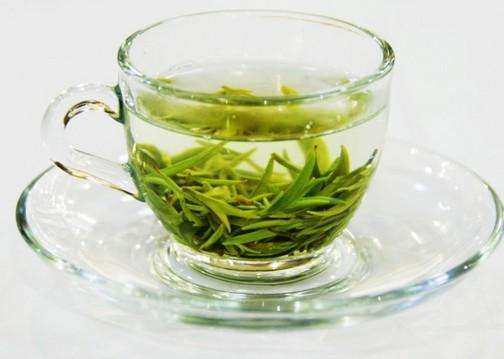 过年菜---茶香虾仁,先把茶泡上,用85度左右的水浸泡茶叶。