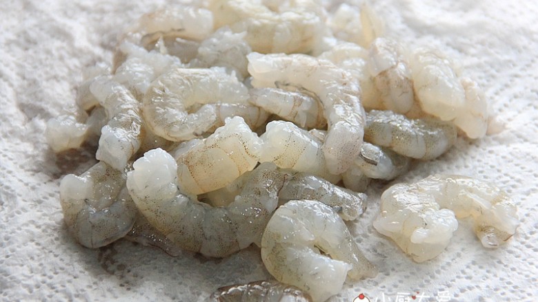 过年菜---茶香虾仁,用厨房纸反复压几下,吸干水分