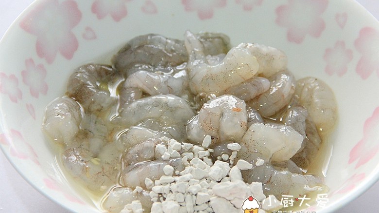 过年菜---茶香虾仁,腌渍好的虾仁再次洗净,吸干水分,加蛋清,白胡椒,盐,淀粉