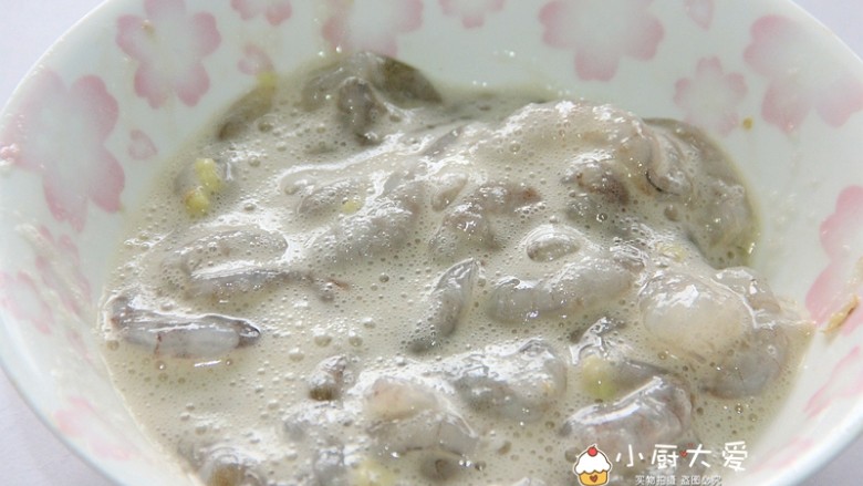 过年菜---茶香虾仁,拌匀,腌渍十分钟。
