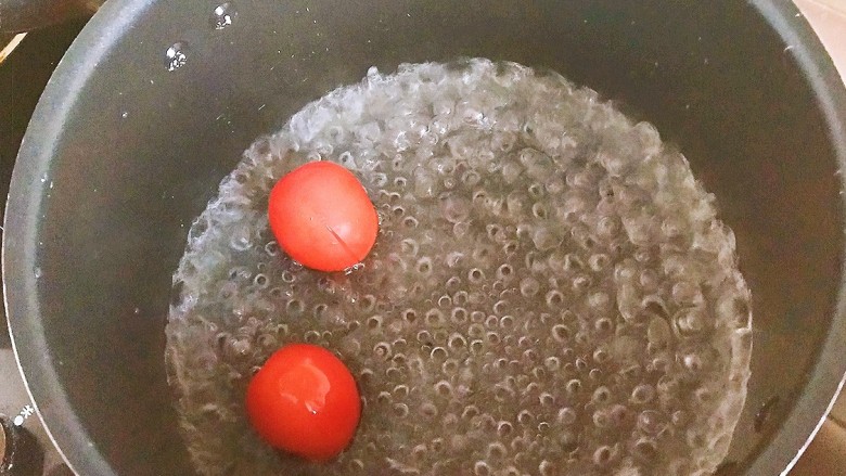 #宝宝辅食#番茄米饭厚烧蛋,小<a style='color:red;display:inline-block;' href='/shicai/ 59'>番茄</a>划十字,放在开水中烫几下,去皮