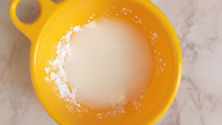 #宝宝辅食#番茄米饭厚烧蛋,淀粉加适量的水,搅拌均匀,调成水淀粉