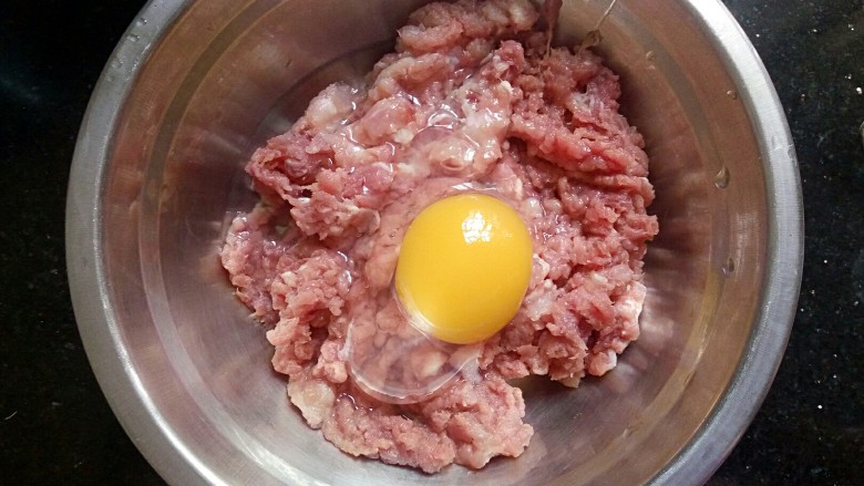 豆腐肉丸子,剁好肉泥放入盆子,打入一个<a style='color:red;display:inline-block;' href='/shicai/ 9'>鸡蛋</a>