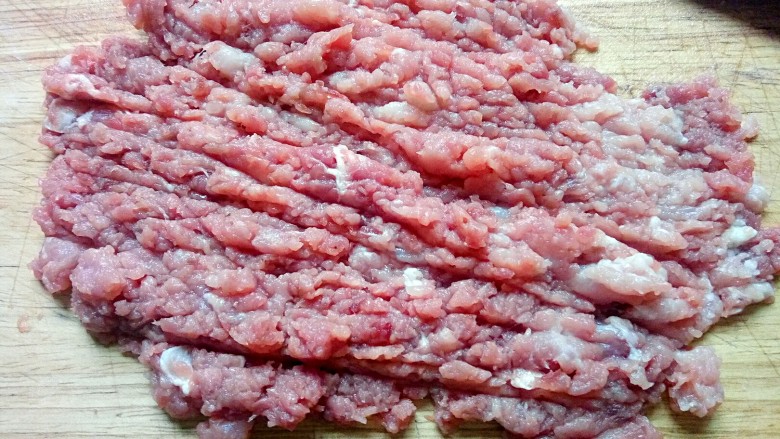 豆腐肉丸子,<a style='color:red;display:inline-block;' href='/shicai/ 414'>猪肉</a>剁成泥,可选择瘦肉,五花肉都可以,但五花肉口感比较好