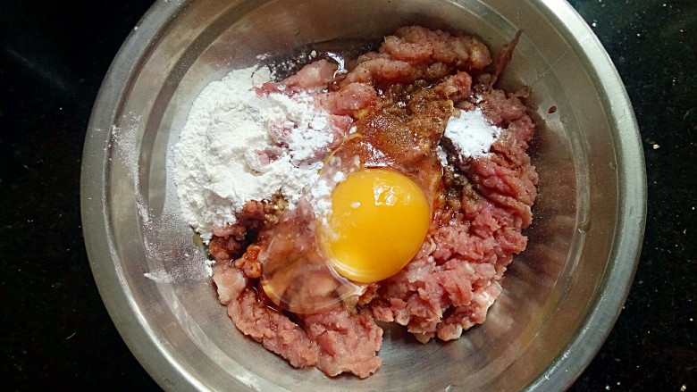 豆腐肉丸子,加入1勺<a style='color:red;display:inline-block;' href='/shicai/ 788'>生抽</a>，1勺<a style='color:red;display:inline-block;' href='/shicai/ 718'>料酒</a>，1勺淀粉，少许<a style='color:red;display:inline-block;' href='/shicai/ 720'>胡椒粉</a>，盐