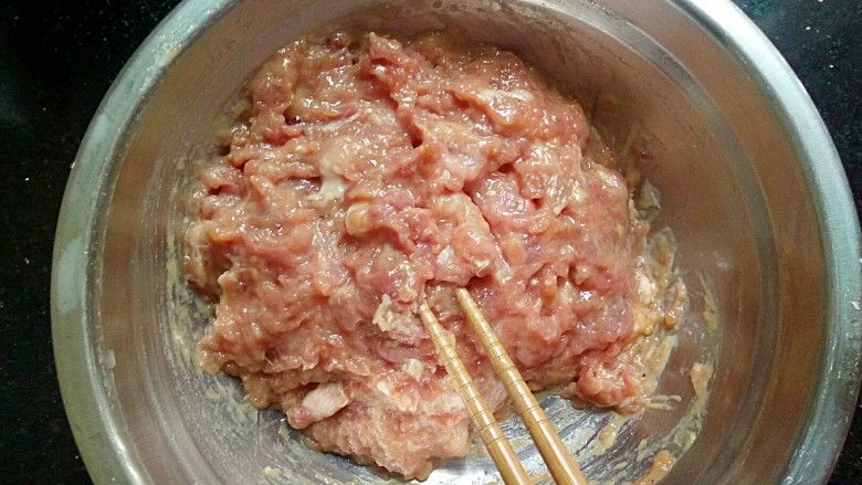 豆腐肉丸子,用筷子搅拌上劲