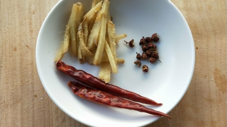 豉香腊肠炒蒜苗,准备<a style='color:red;display:inline-block;' href='/shicai/ 86474'>干辣椒</a>,红椒粒,姜丝。
