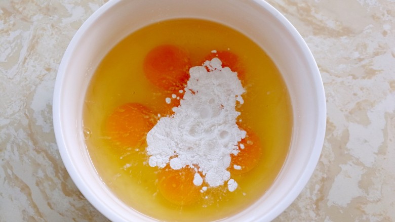 妈妈的味道~美味蛋饺(平底锅版),加入适量的<a style='color:red;display:inline-block;' href='/shicai/ 512'>玉米淀粉</a>(这样蛋饺皮不容易破)