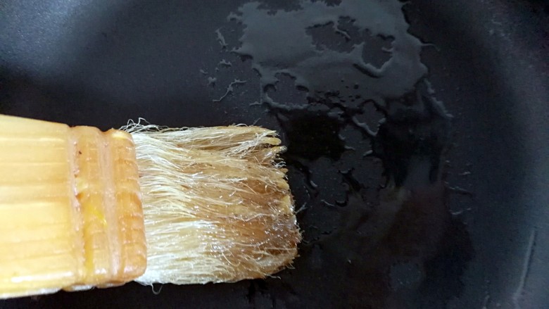 妈妈的味道~美味蛋饺(平底锅版),用刷子在锅底刷一点点油