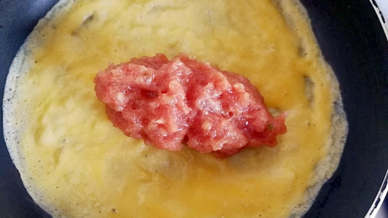 妈妈的味道~美味蛋饺(平底锅版),挖适量的牛肉沫放在蛋皮中间