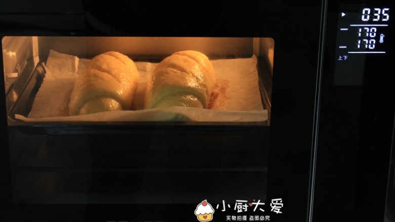 早餐啤酒面包,烤箱预热170度预热,放第二层,上下火烘烤35分钟(中途表面上色后加盖锡纸,以防止表面上色太深)烤好后取出放凉后放保鲜袋保存,吃的时候切成片吃即可