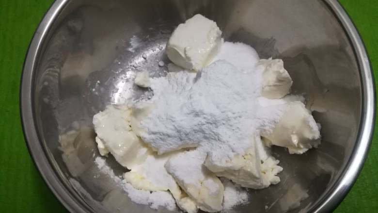 草莓冻芝士奶油蛋糕(6寸),筛入糖粉,启动打蛋器前先搅拌混合几下,以免打发时糖粉飞散