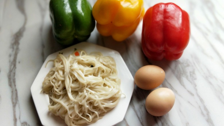 做饼＋美味的面条披萨饼,准备食材。