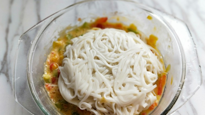 做饼+美味的面条披萨饼,加入煮熟的面条。