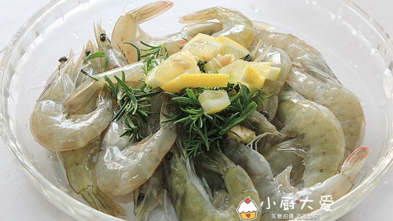 过年菜---香烤大虾,大虾解冻后去掉须,在虾背上划一道口子,取出虾线,把虾,迷迭香,姜一起装入大盘里