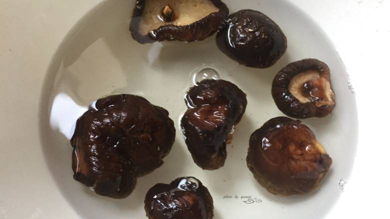 三鲜生煎包,香菇提前浸泡