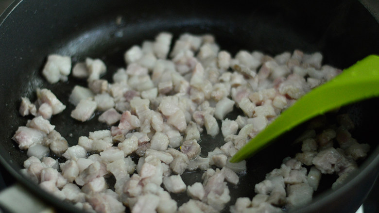 卤肉饭,锅里放少许底油,倒入五花肉煸炒